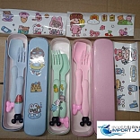 SET DE CUBIERTO x 2 UNIDADES CON ESTUCHE Y STICKER 2D 