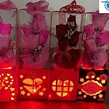 ADORNO DE ROSAS Y CORAZON DE LUCES