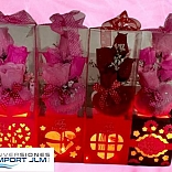 ADORNO DE ROSAS Y CORAZON DE LUCES