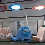 LAMPARA LED RECARGABLE MODELO ELEFANTE CON PORTALAPICES Y PORTACELULAR 