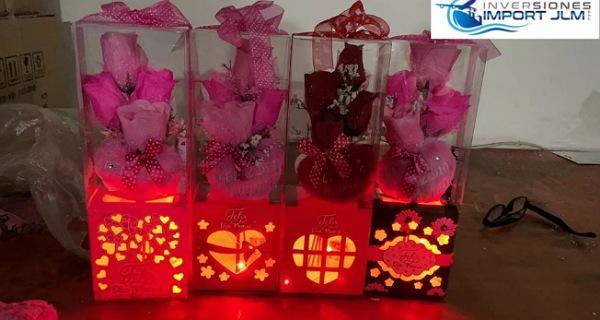 ADORNO DE ROSAS Y CORAZON DE LUCES