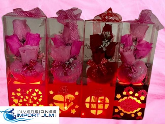 ADORNO DE ROSAS Y CORAZON DE LUCES