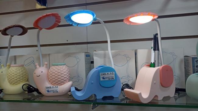 LAMPARA LED RECARGABLE MODELO ELEFANTE CON PORTALAPICES Y PORTACELULAR 